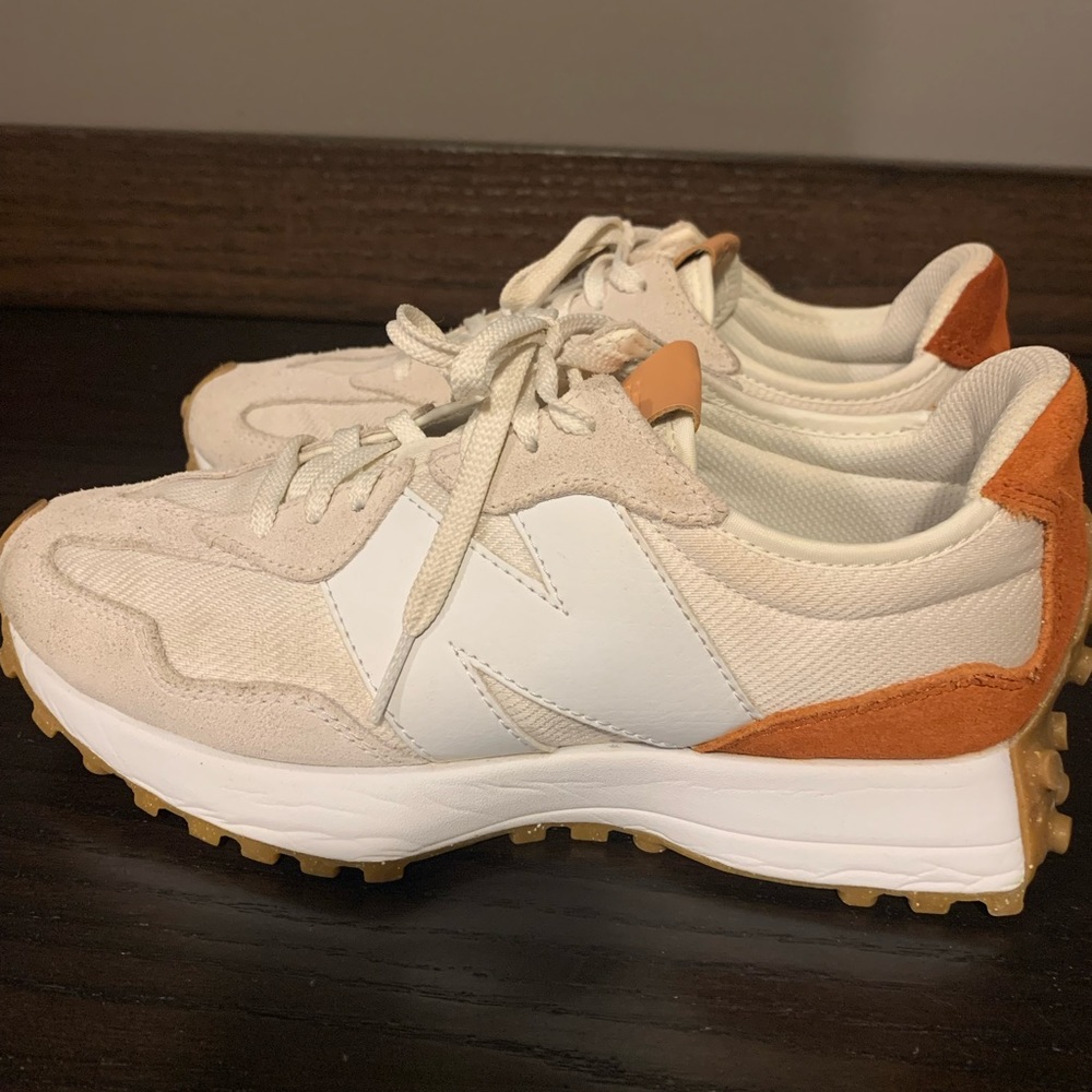 New Balance 327 women’s shoes size 8.5.